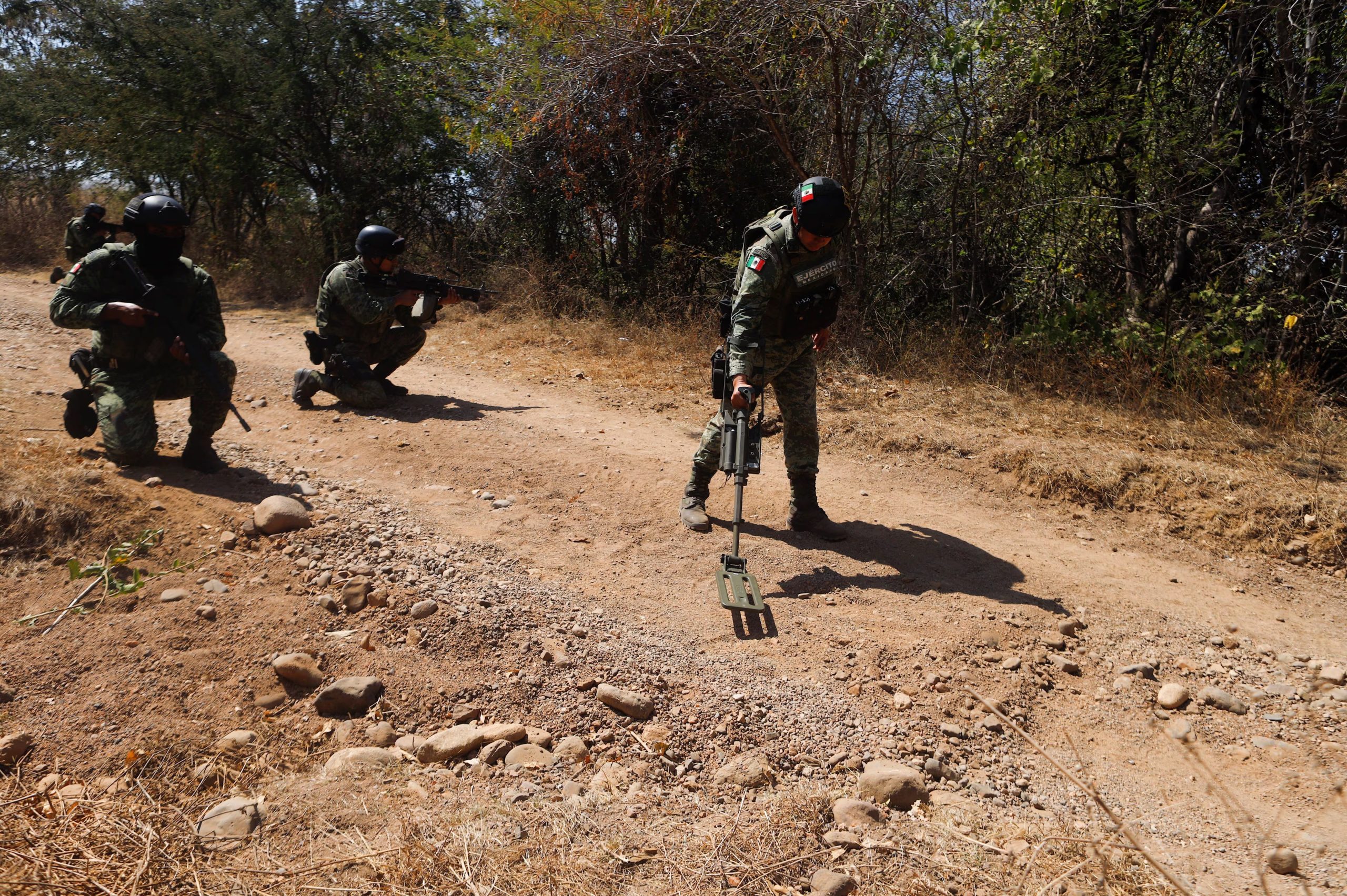 ARCHIVO - Soldados del ejército mexicano demuestran una búsqueda de minas antipersonales durante una presentación ante los medios cerca de Naranjo de Chila en el municipio de Aguililla, estado de Michoacán, México, el 18 de febrero de 2022. (AP Foto/Armando Solís, Archivo)