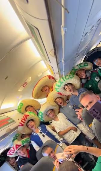 Los peque&ntilde;os viajaban al pa&iacute;s para una gira de conciertos y convirtieron el pasillo del avi&oacute;n en una fiesta mexicana.