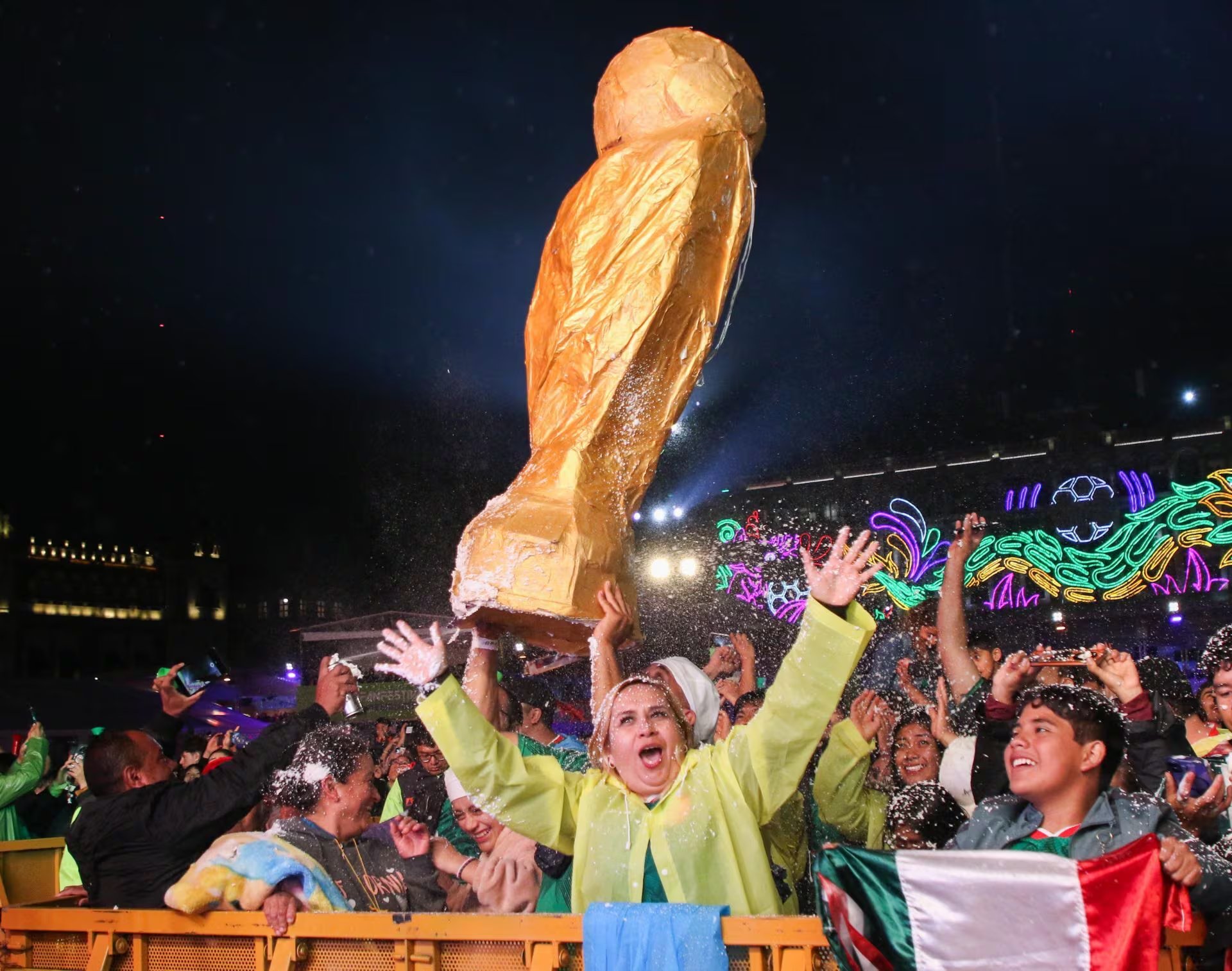 CIUDAD DE MÉXICO, 30JUNIO2026.- Aficionados de la Selección Mexicana observan el partido entre México y Ecuador en las pantallas del FIFA Fan Fest del Zócalo capitalino, mientras México anotaba su segundo gol durante el encuentro correspondiente a los dieciseisavos de final de la Copa Mundial de la FIFA 2026. FOTO: CAMILA AYALA BENABIB / CUARTOSCURO.COM