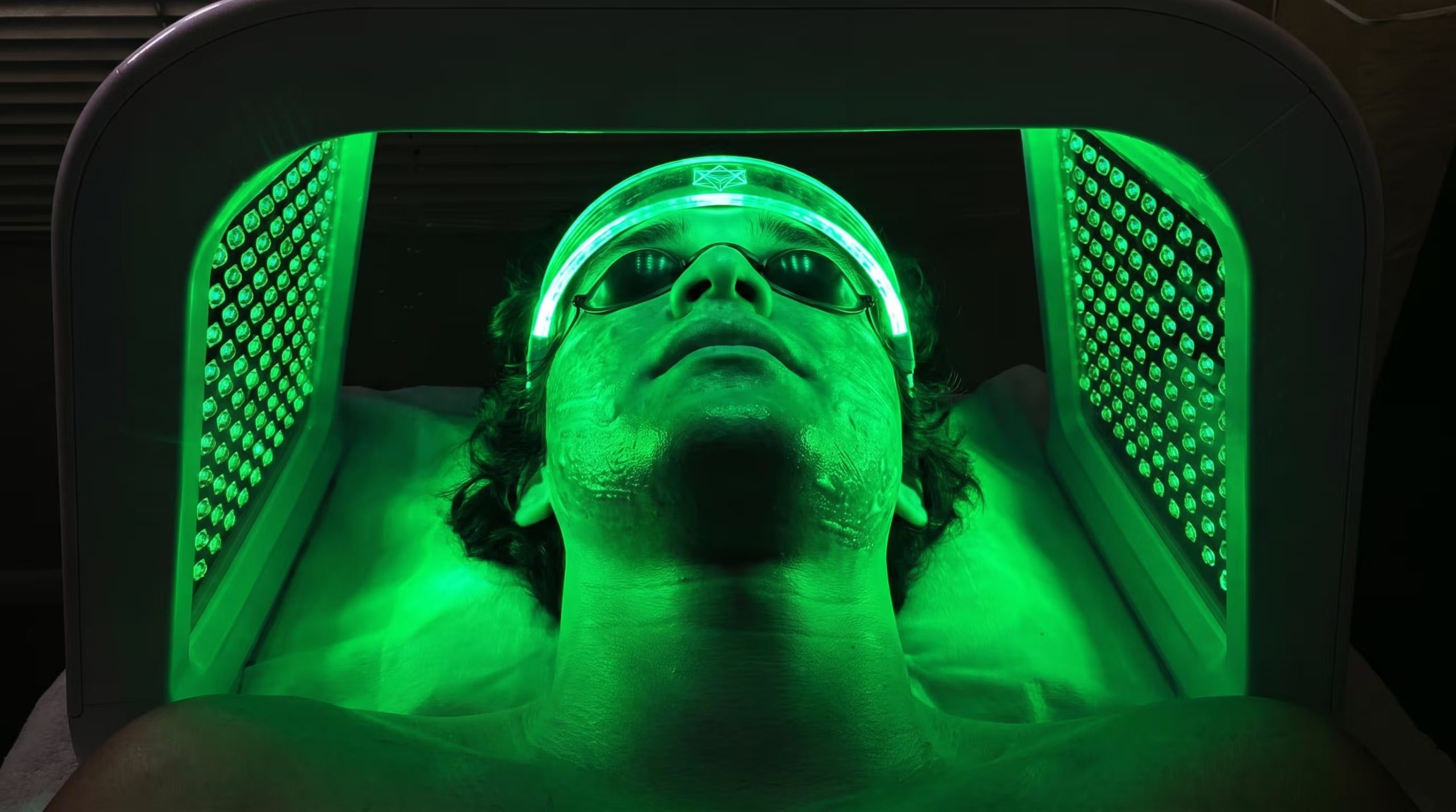 La terapia de luz se plantea como apoyo tecnol&oacute;gico para estimular fibroblastos y favorecer la producci&oacute;n de col&aacute;geno en la piel del cuello. (Imagen Ilustrativa Infobae)