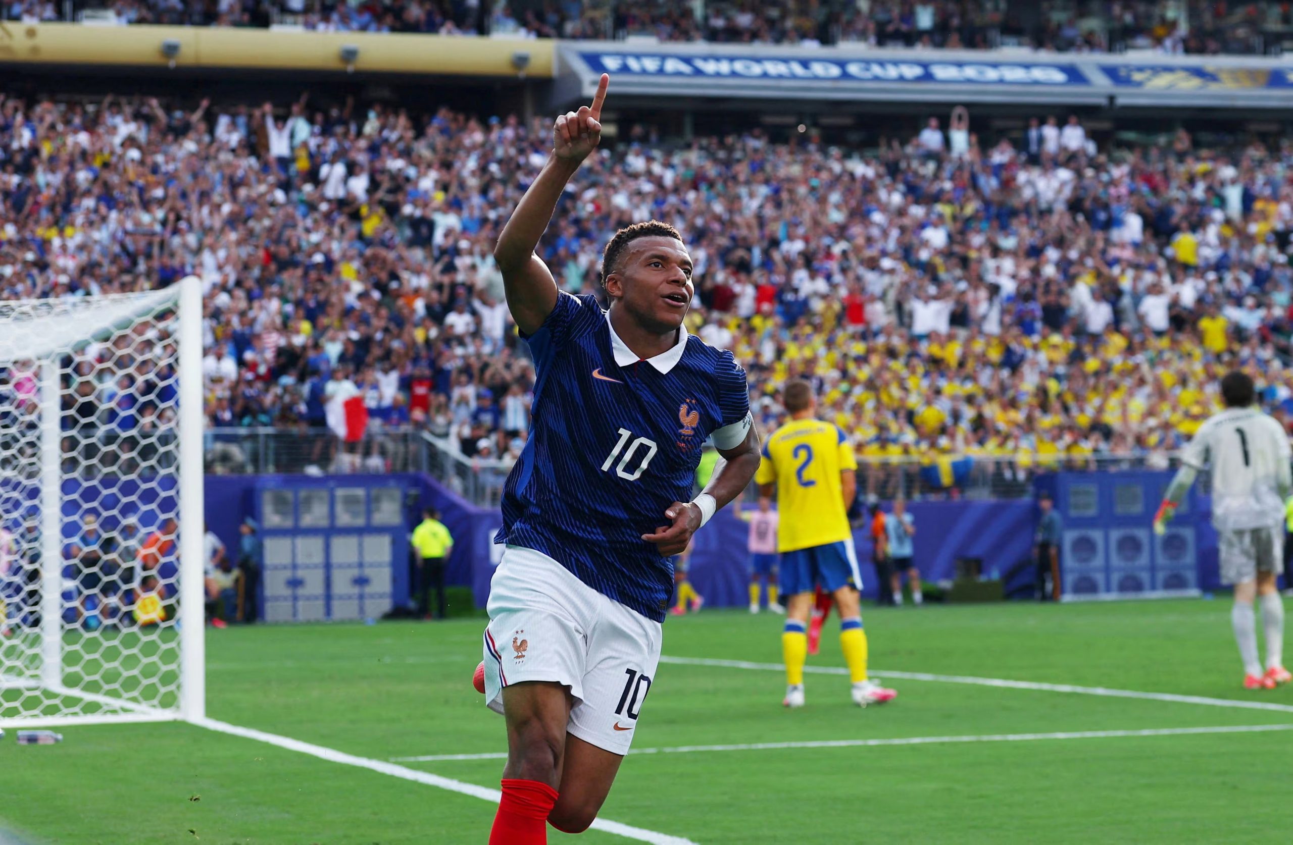 Kylian Mbapp&eacute; festeja uno de sus goles ante Suecia. Francia asoma como una de las candidatas al t&iacute;tulo en el Mundial 2026 (Reuters/Vincent Carchietta)