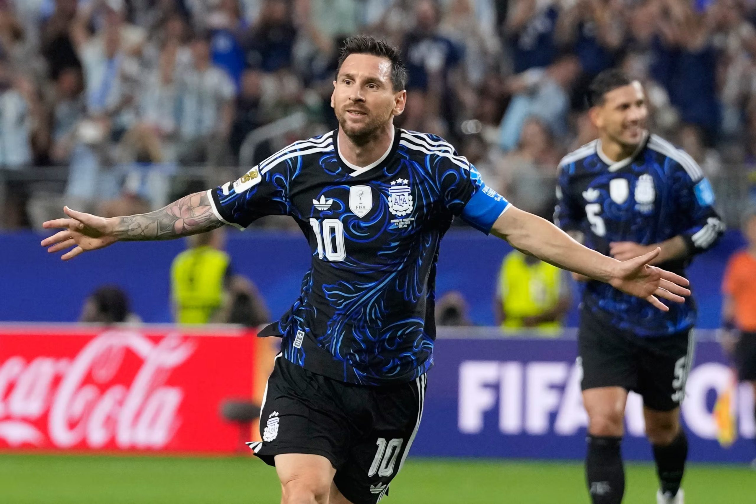 Lionel Messi celebra su gol de tiro libre ante Jordania en la fase de grupos del Mundial 2026 (AP Foto/Tony Guti&eacute;rrez)