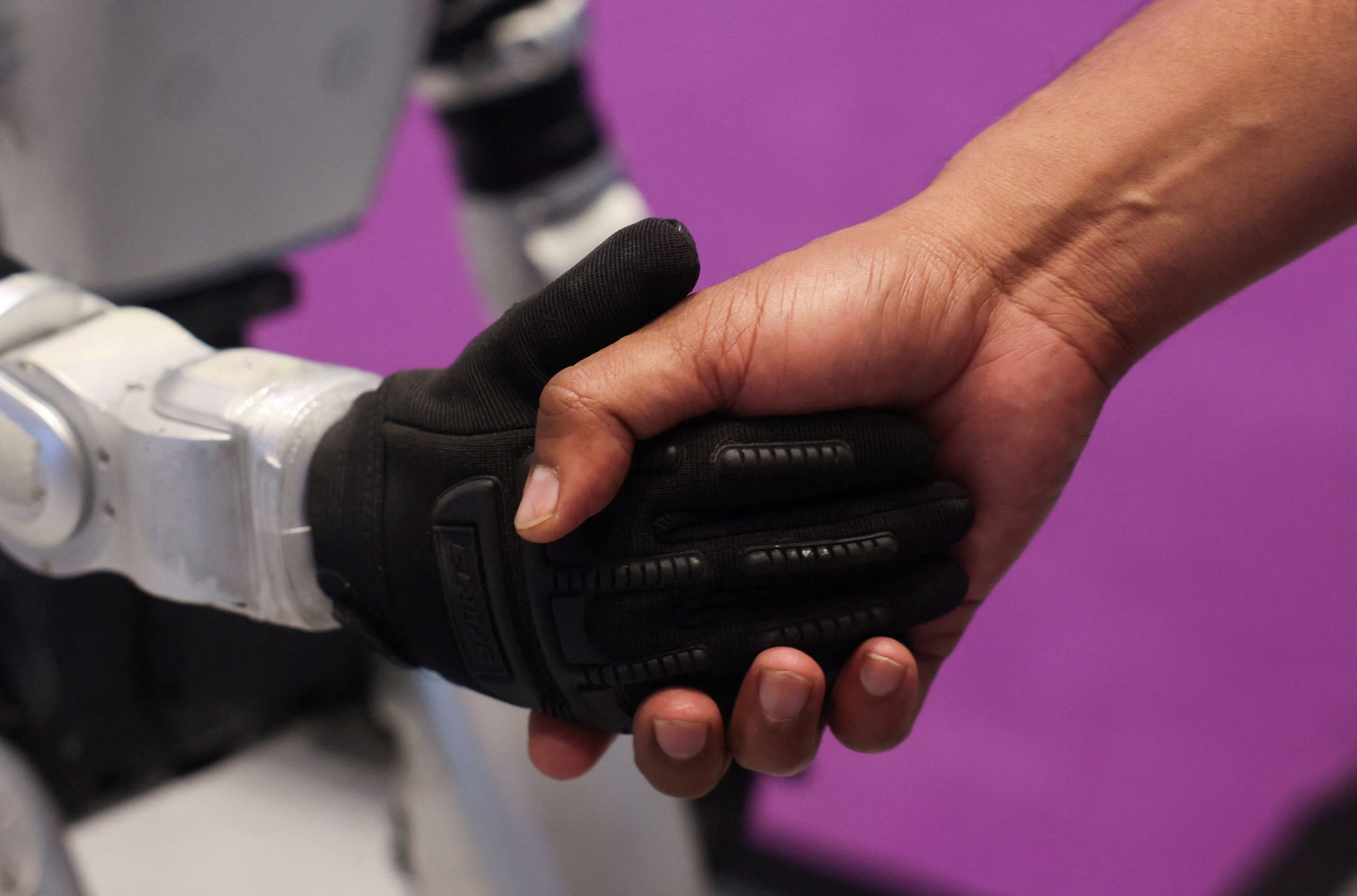 Humanoid proyecta producir 150.000 unidades en 2030 y apuesta por que la rob&oacute;tica humanoide impulse la productividad y responda a la escasez de mano de obra en Europa. (REUTERS/Francis Mascarenhas/File Photo)