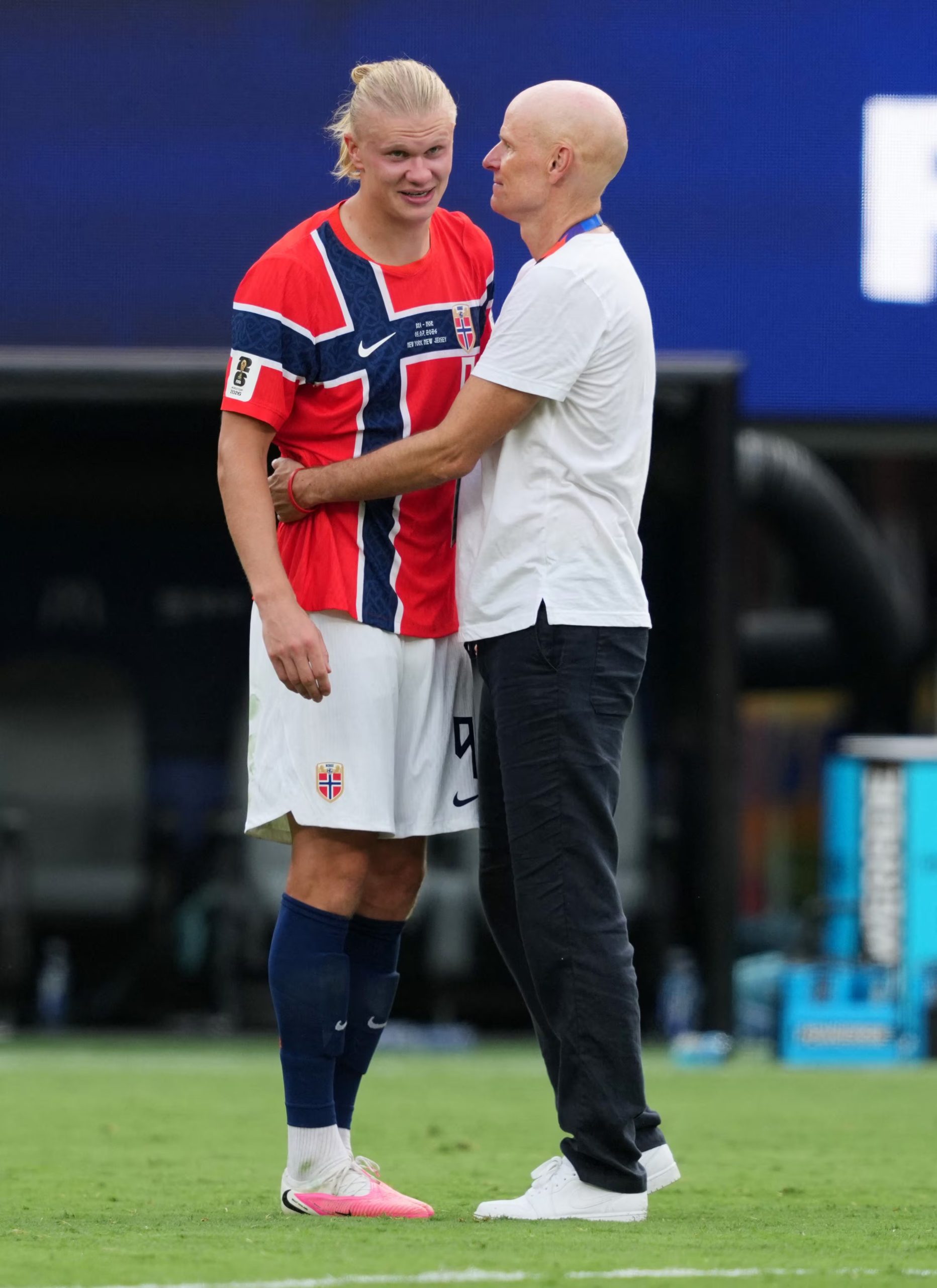 El abrazo de Solbakken con Erling Haaland tras vencer a Brasil en los octavos (Cr&eacute;ditos: Reuters/James Lang)