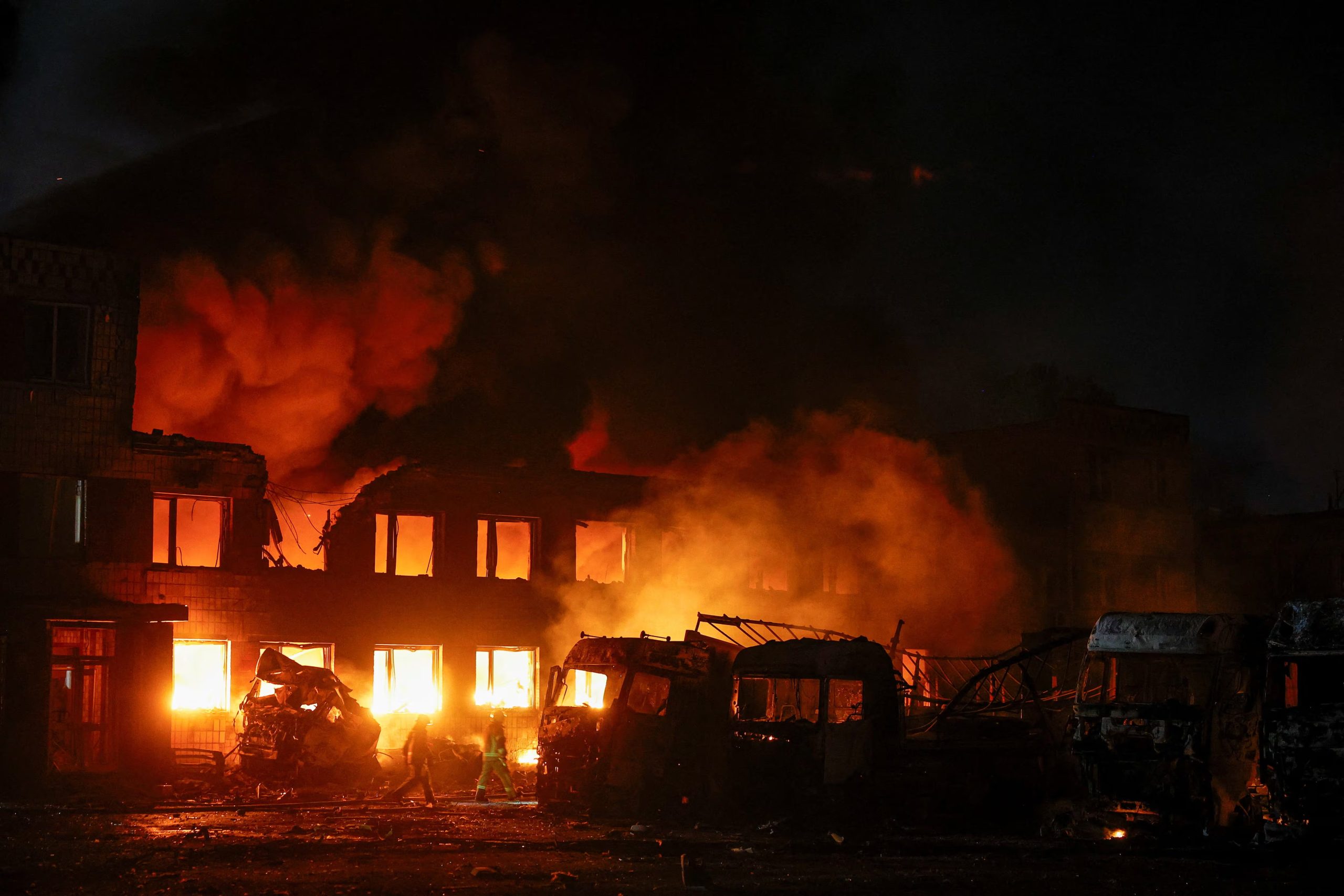 Los bomberos trabajan en las instalaciones de una empresa privada da&ntilde;adas durante los ataques con misiles rusos, en el marco de la invasi&oacute;n de Ucrania por parte de Rusia, en Kiev (Ucrania), el 16 de julio de 2026 (REUTERS/Valentyn Ogirenko)