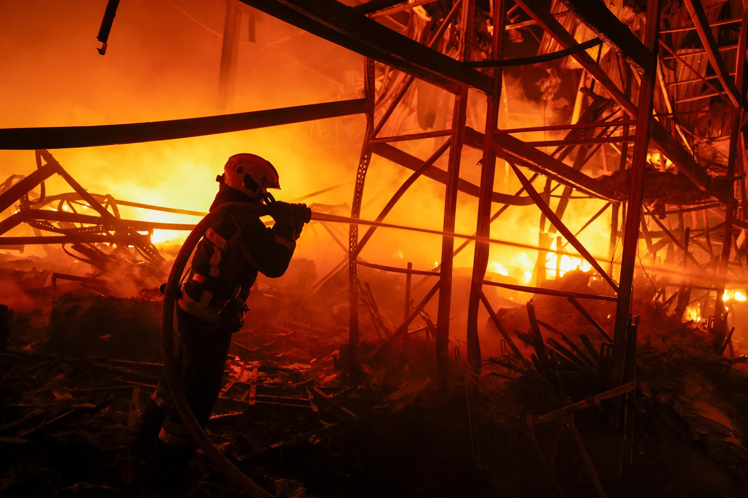 Un bombero trabaja en el recinto de un almac&eacute;n da&ntilde;ado durante los ataques con misiles rusos, en el marco de la invasi&oacute;n de Ucrania por parte de Rusia, en Kiev (Ucrania), el 16 de julio de 2026 (REUTERS/Valentyn Ogirenko)