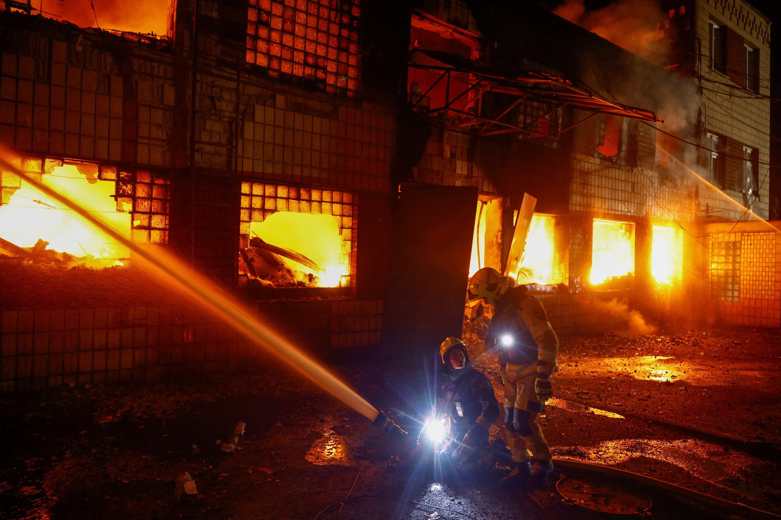 Los bomberos trabajan en las instalaciones de una empresa privada da&ntilde;adas durante los ataques con misiles rusos, en el marco de la invasi&oacute;n de Ucrania por parte de Rusia, en Kiev (Ucrania), el 16 de julio de 2026 (REUTERS/Valentyn Ogirenko)