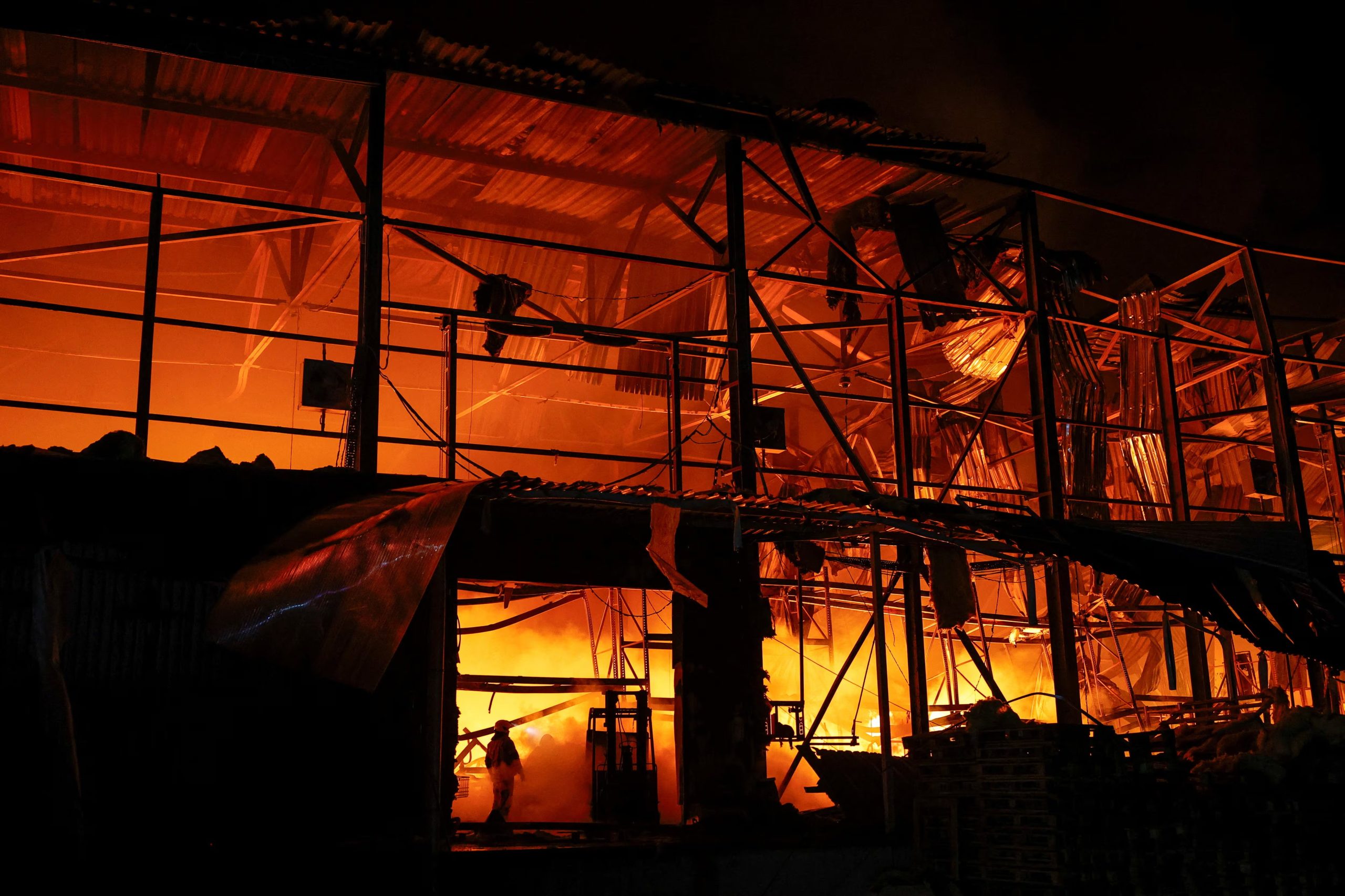 Los bomberos trabajan en el recinto de un almac&eacute;n da&ntilde;ado durante los ataques con misiles rusos, en el marco de la invasi&oacute;n de Ucrania por parte de Rusia, en Kiev (Ucrania), el 16 de julio de 2026 (REUTERS/Valentyn Ogirenko)