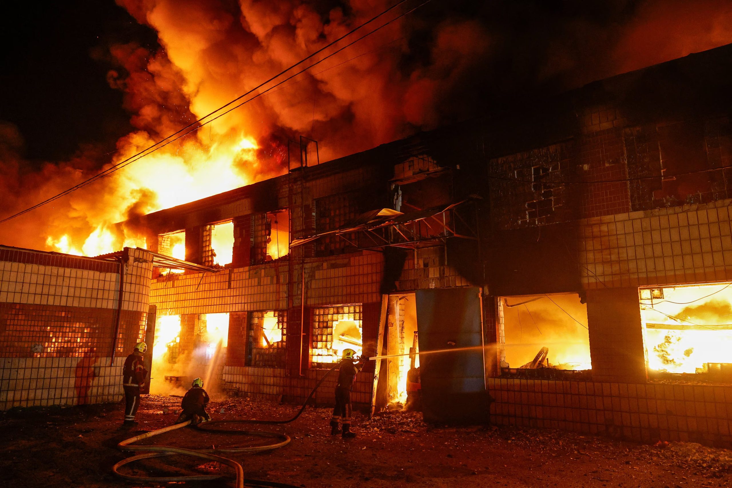 Los bomberos trabajan en las instalaciones de una empresa privada da&ntilde;adas durante los ataques con misiles rusos, el 16 de julio de 2026 (REUTERS/Valentyn Ogirenko)