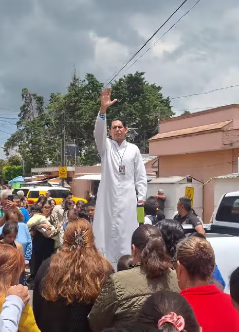 La inesperada escena ocurri&oacute; durante una festividad religiosa y r&aacute;pidamente gener&oacute; cientos de comentarios entre creyentes y usuarios de redes.