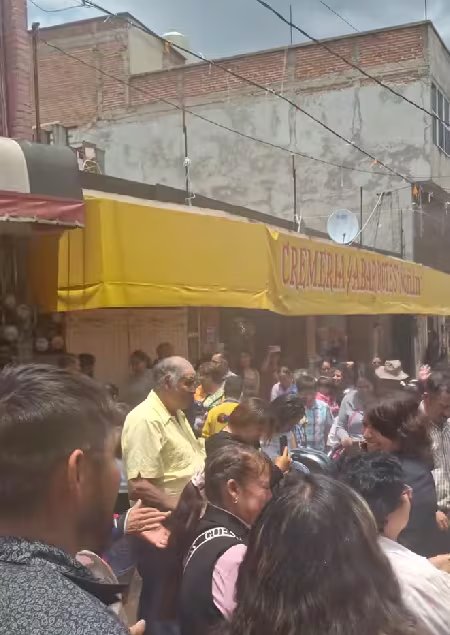 El religioso recorri&oacute; las calles sobre una camioneta mientras dirig&iacute;a una oraci&oacute;n y rociaba agua bendita a familias enteras.