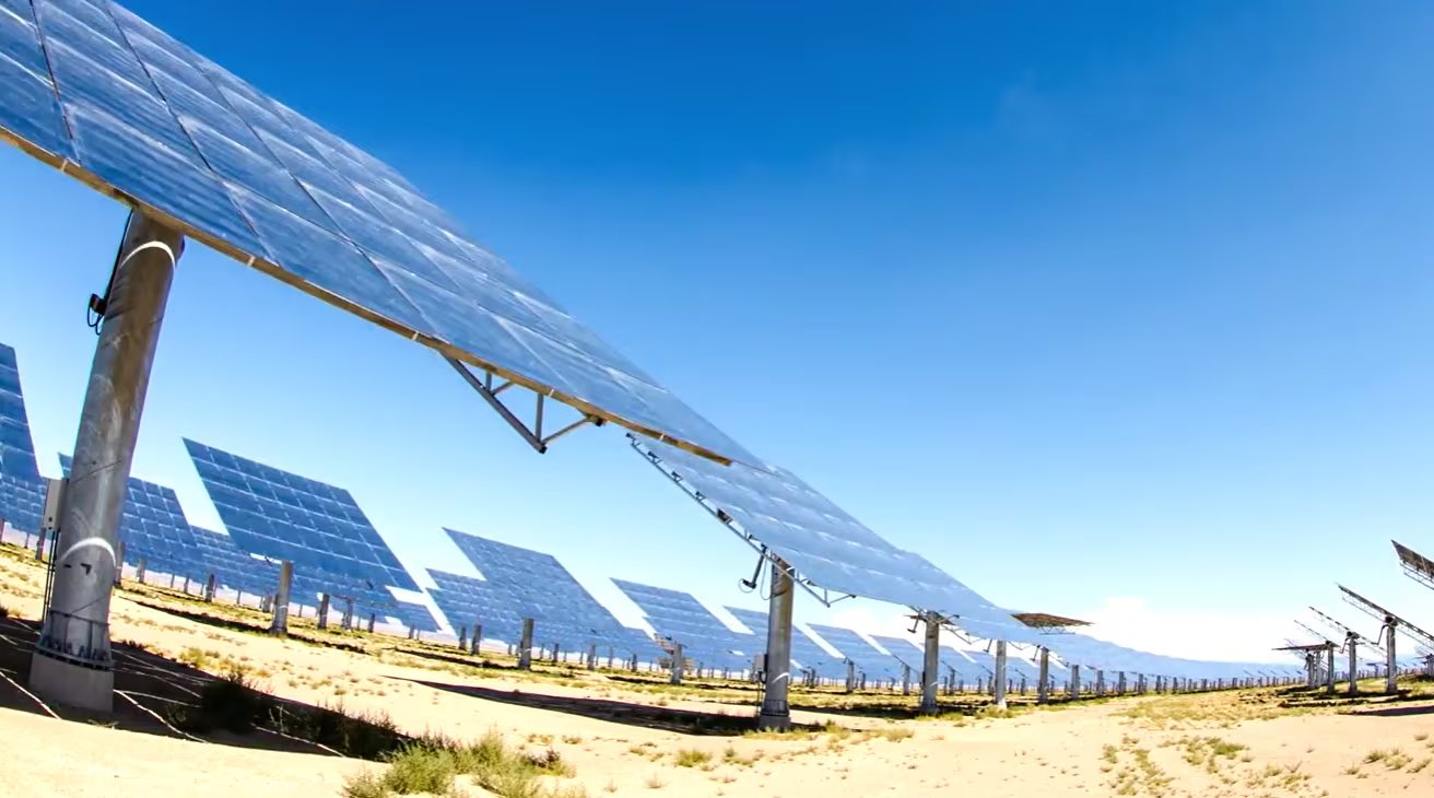 El proyecto Crescent Dunes almacena calor solar en sales fundidas a 560 °C para generar electricidad tras la puesta del sol (Captura de video)