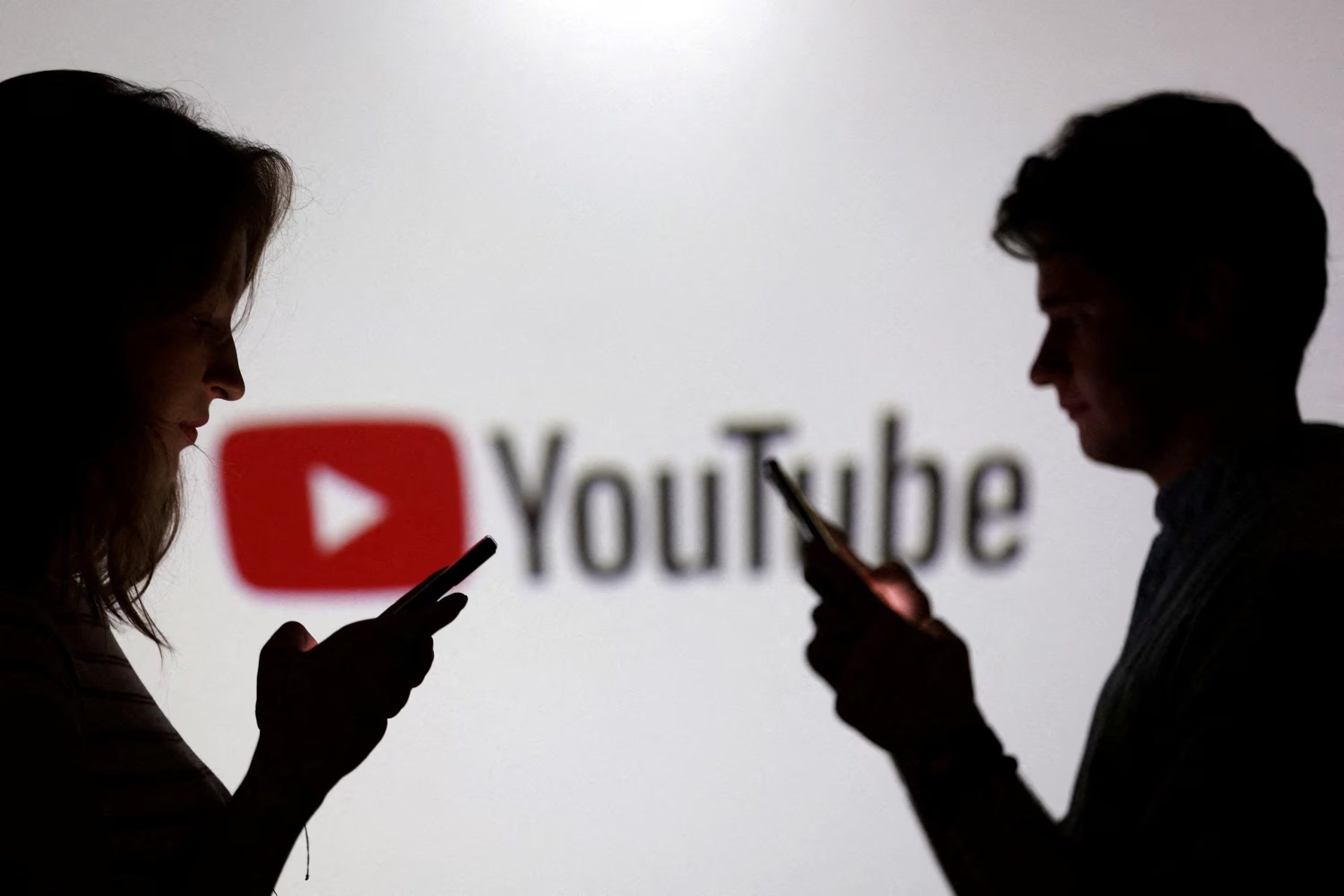 Udio admiti&oacute; haber utilizado audio de YouTube en el entrenamiento de su IA. REUTERS/Dado Ruvic/Illustration/File Photo