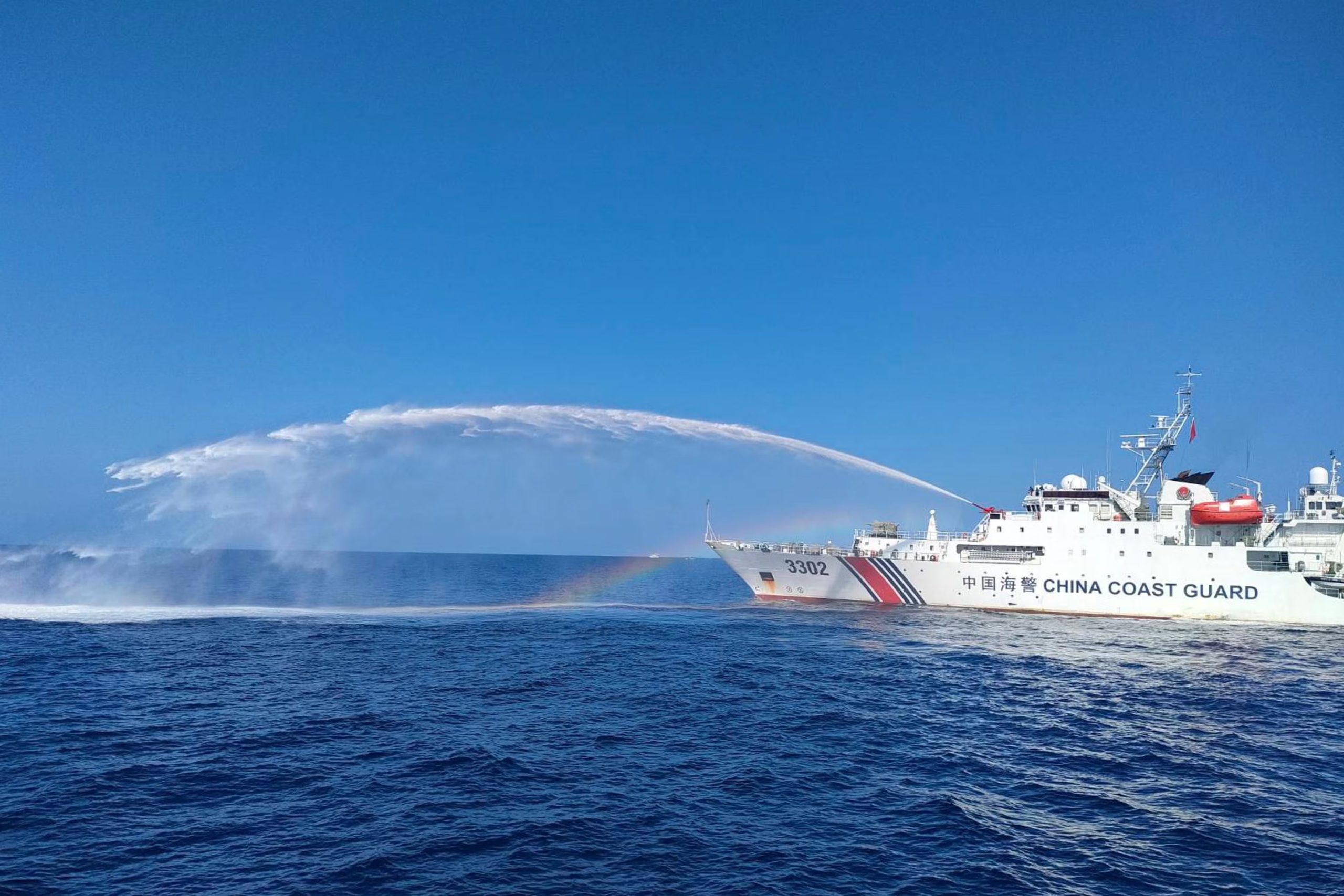 Un barco de la guardia costera china lanza agua contra un barco del Departamento de Pesca y Recursos Acu&aacute;ticos de Filipinas, en el disputado Mar de China Meridional, el 9 de diciembre de 2023 (Guardia Costera de Filipinas v&iacute;a AP)
