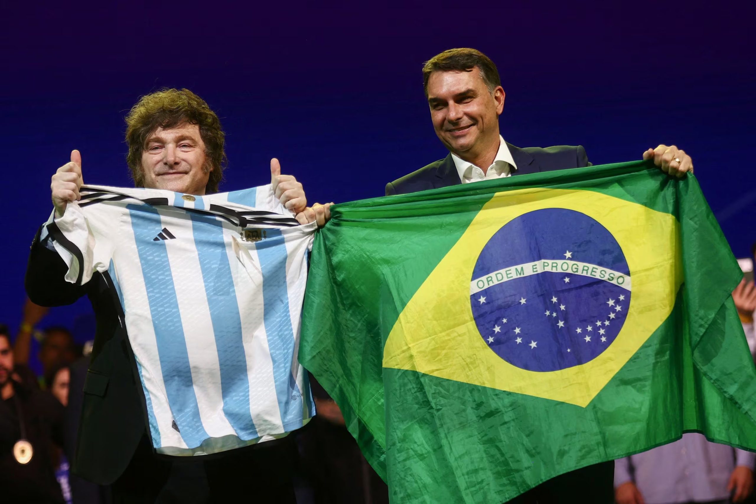 El presidente argentino Javier Milei y el senador brasileño Flavio Bolsonaro,