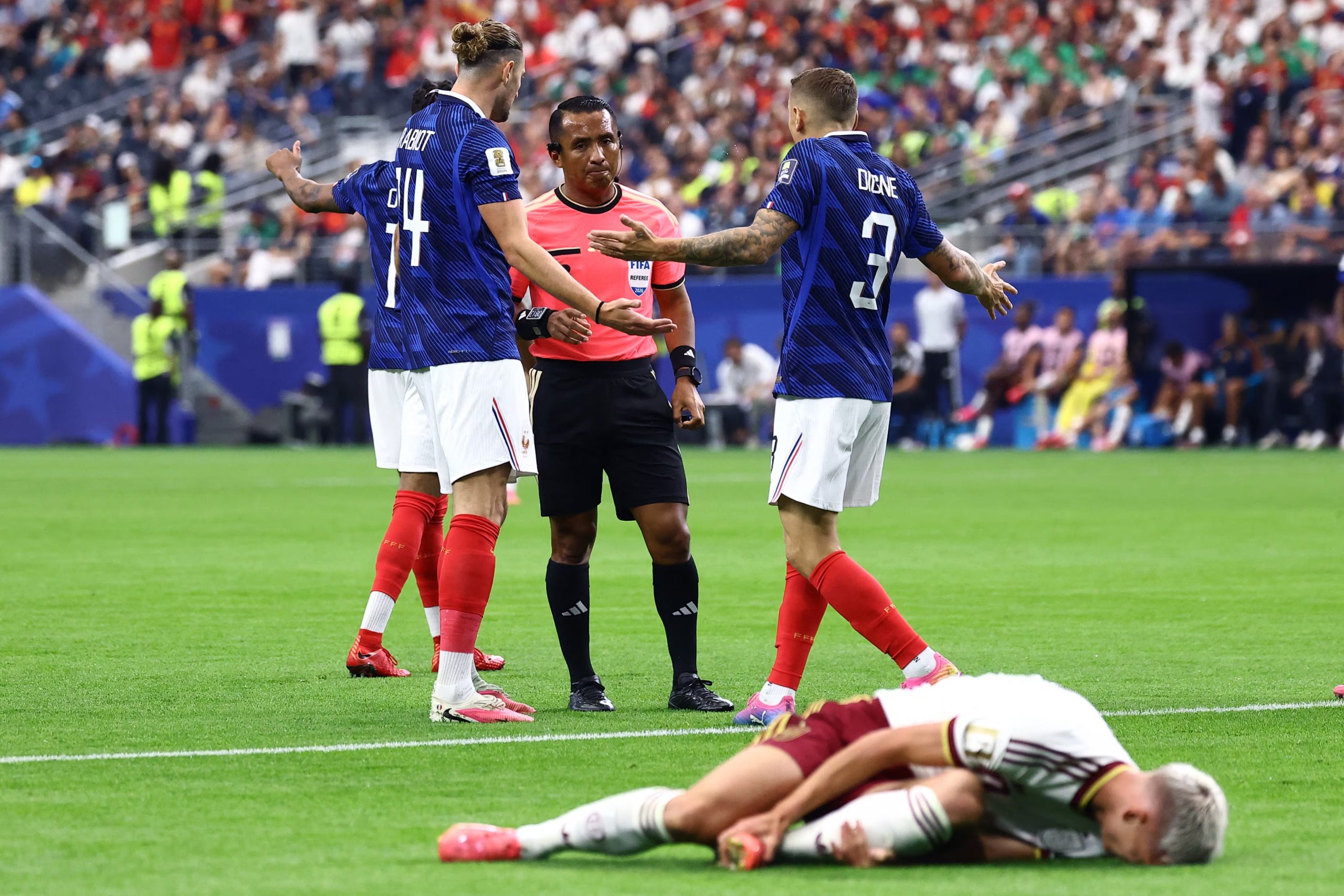 El salvadoreño Iván Barton dirigió el duelo entre Francia vs. España que acabó con una victoria de la Roja por marcador de 0-2. (CHARLY TRIBALLEAU / AFP)
