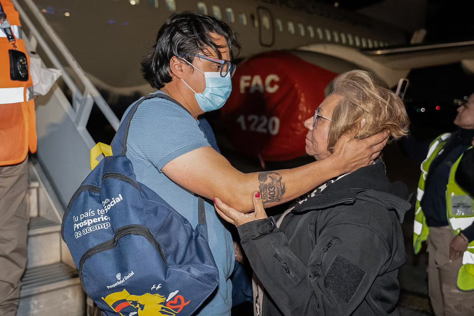 La ministra Rosa Yolanda Villavicencio y la directora de Migración Colombia Gloria Arriero recibieron a Beto Coral en Bogotá a su arribo a Colombia - crédito Cancillería de Colombia