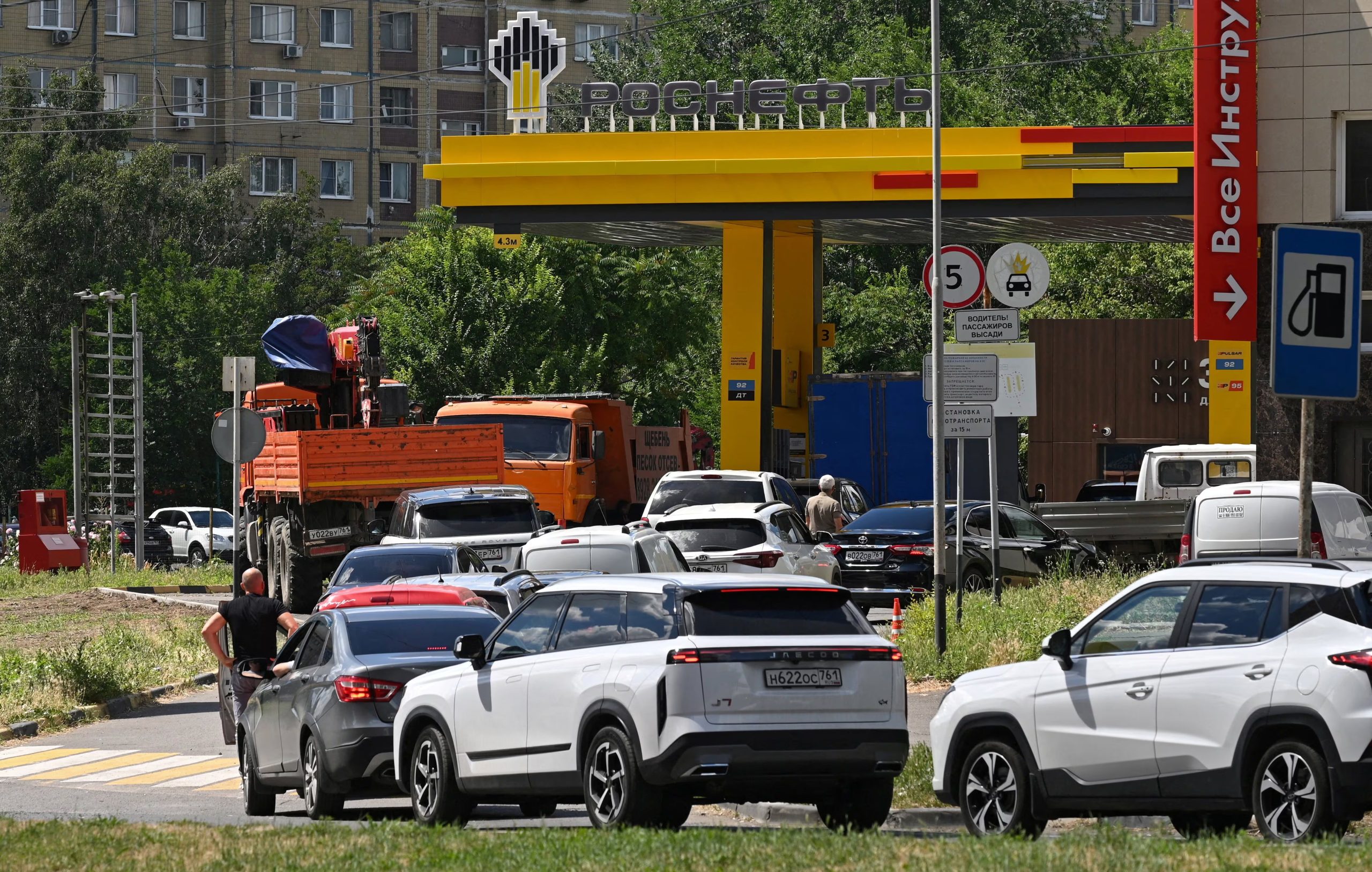 Veh&iacute;culos hacen cola para repostar en una estaci&oacute;n de servicio de Rosneft, el 29 de julio de 2026 (REUTERS/Sergey Pivovarov)