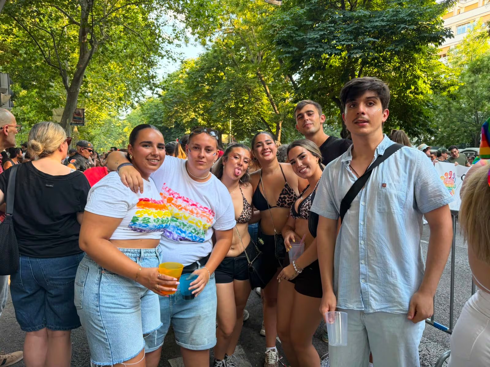 El grupo de j&oacute;venes que recorre la manifestaci&oacute;n. (Infobae Espa&ntilde;a)
