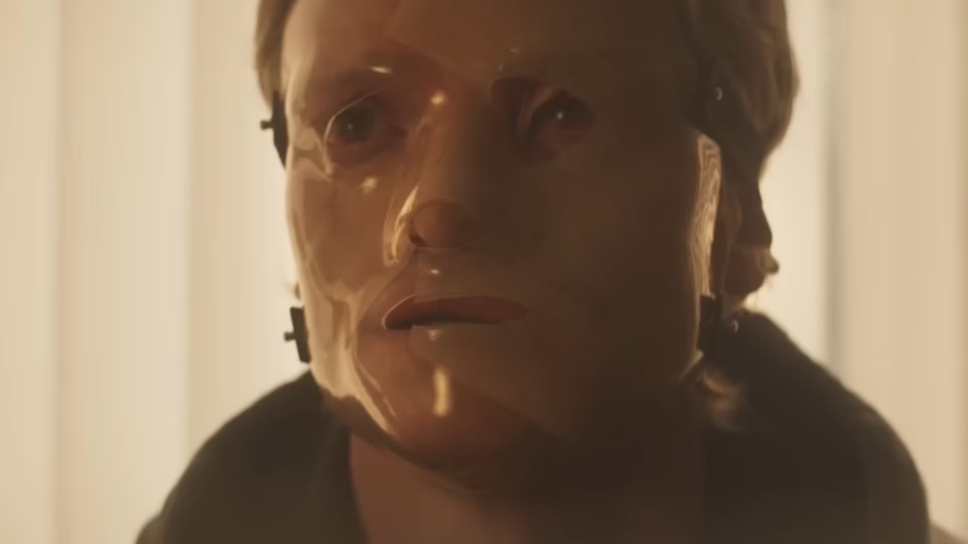 El personaje de Clayface recurre a una cient&iacute;fica que le ofrece un suero experimental (Captura de tr&aacute;iler oficial)