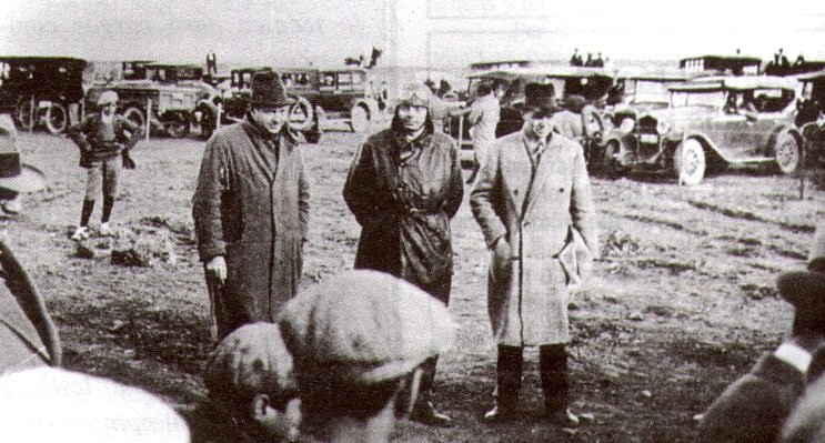 Antoine de Saint-Exup&eacute;ry en R&iacute;o Gallegos 1930 con pobladores patag&oacute;nicos (Archivo Oscar Rimondi - Instituto Saint-Exup&eacute;ry)
