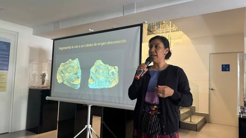 Un estudio de la Fundación La Ruta Maya concluyó que un cráneo maya recubierto de estuco perteneció a un adolescente varón decapitado entre 1400 y 1450 d. C. (Diario de Centroamerica)