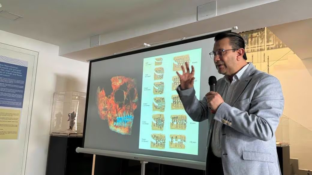 Un estudio de la Fundación La Ruta Maya concluyó que un cráneo maya recubierto de estuco perteneció a un adolescente varón decapitado entre 1400 y 1450 d. C. (Diario de Centroamerica)
