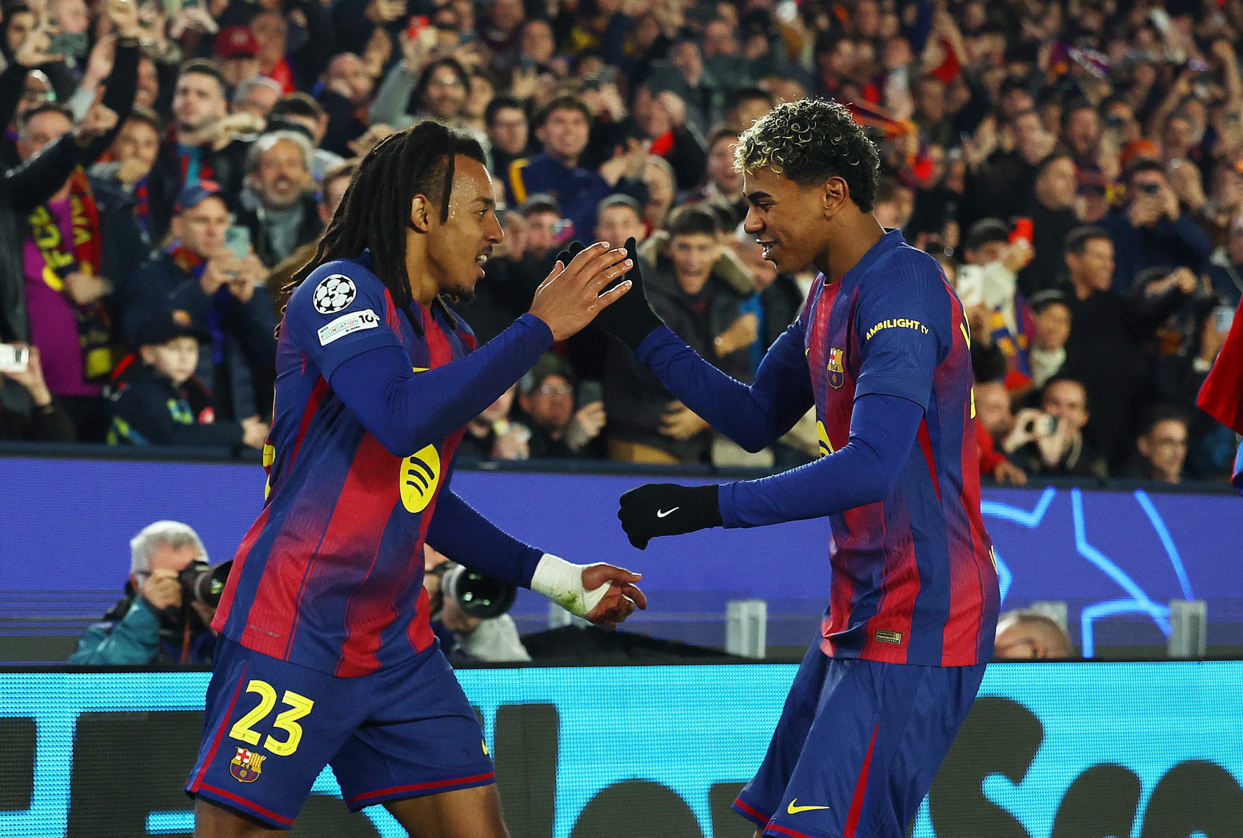 Lamine Yamal y Koundé comparten vestuario en el Barcelona y protagonizaron un cruce de declaraciones desde los cuarteles generales de sus selecciones (REUTERS/Albert Gea)