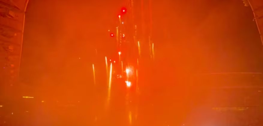 El fallo en los fuegos artificiales reaviv&oacute; entre los hinchas el debate sobre la pirotecnia en un evento deportivo con p&uacute;blico familiar (Captura de video)