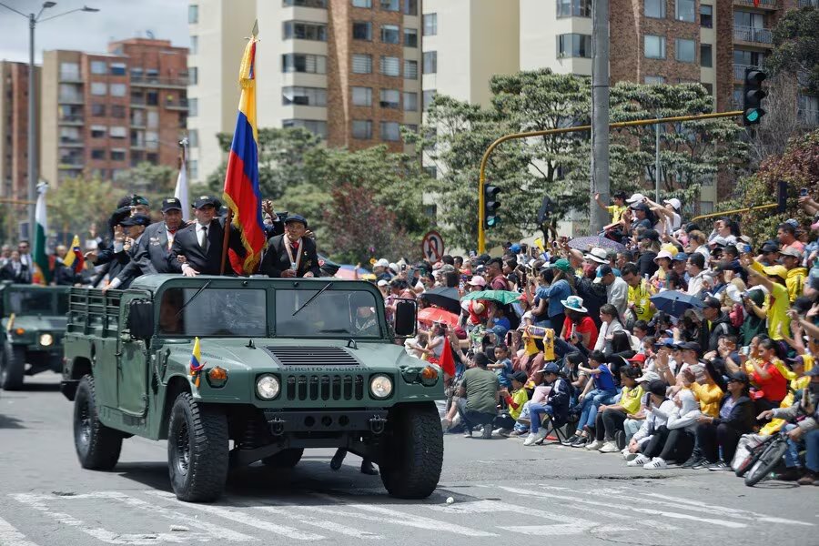 El desfile del 20 de julio en Bogot&aacute; provoca cierres viales en Ciudad Bol&iacute;var y altera rutas alimentadoras y TransMiZonales desde los ensayos previos. (Camila D&iacute;az/Colprensa)