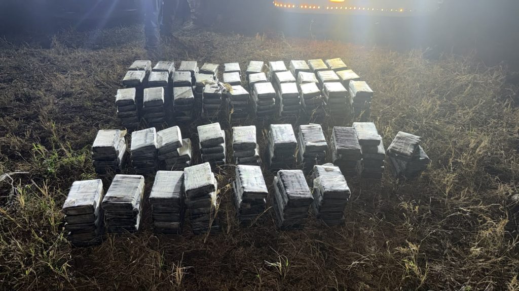 Autoridades hallan droga oculta en caletas de una camioneta