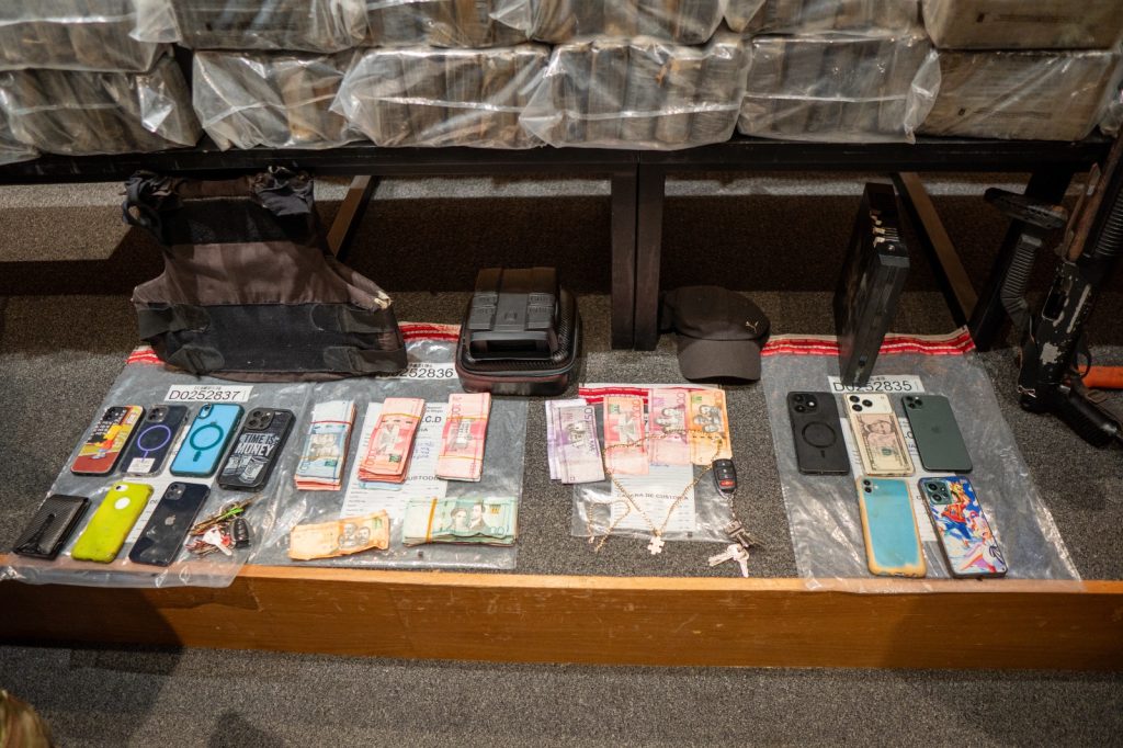 Autoridades hallan droga oculta en caletas de una camioneta