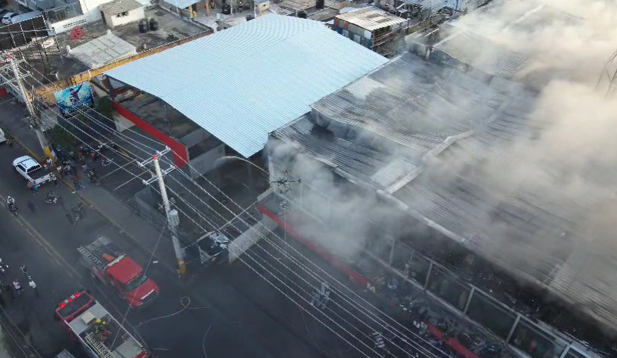 Bomberos y organismos de emergencia combaten incendio en tienda china en Herrera