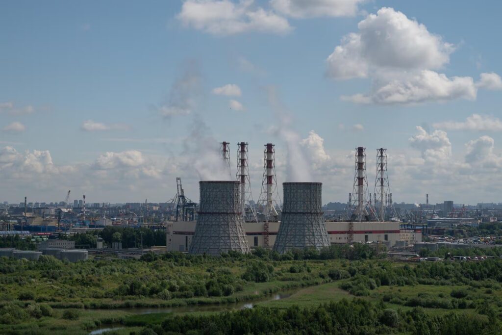 Ucrania ataca refinería de Saratov y base aérea Engels en Rusia