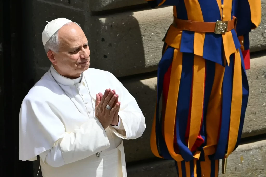 El papa León XIV llama al desarme en un libro de sus discursos