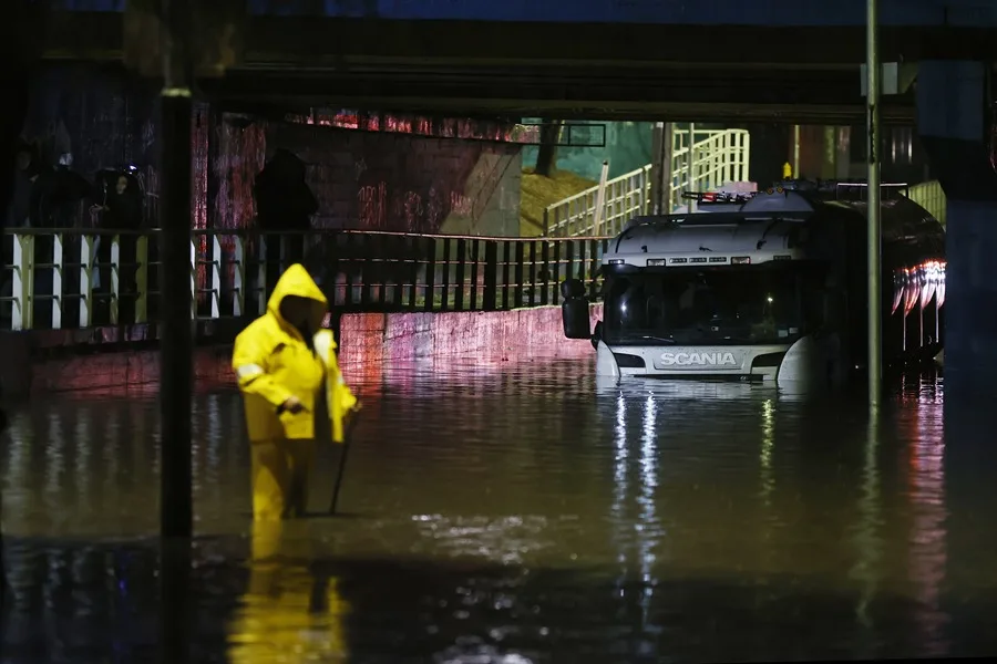 Temporal en Chile deja un fallecido, miles de damnificados y más de 63,000 personas aisladas