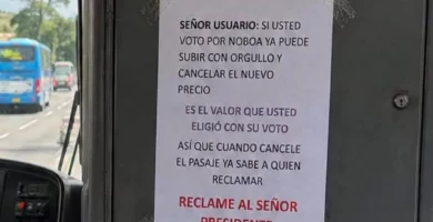 Transportistas intra e interprovinciales colocan avisos para que usuarios responsabilicen al Gobierno por el alza de pasajes