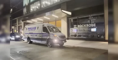 Hombre fallece tras incidente en edificio de Queens