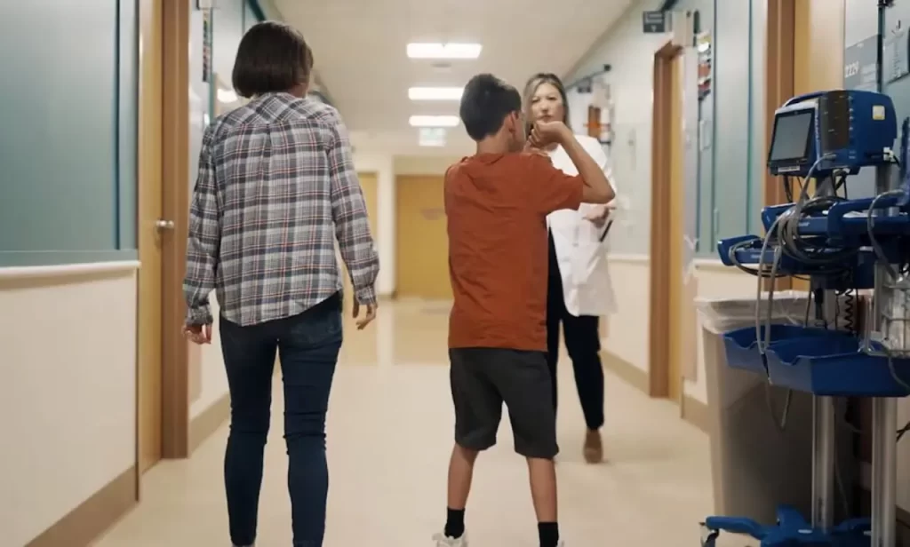 Una terapia experimental a medida ayuda a un menor con epilepsia grave a caminar sin ayuda