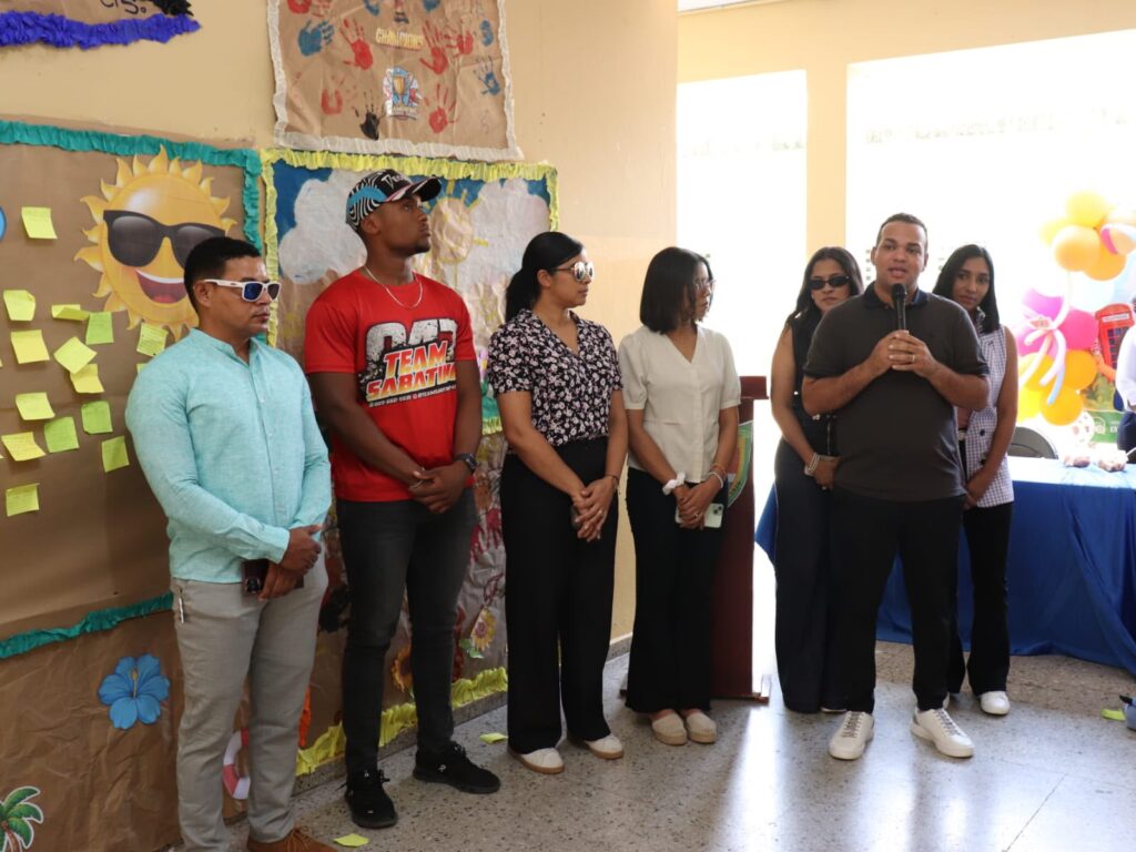 Jóvenes, empresarios y comunicadores llevan alegría a niños del Summer English Camp en La Vega