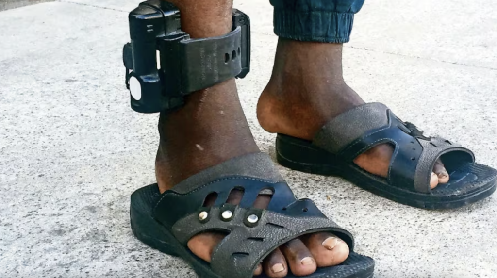 ICE coloca grilletes electrónicos a haitianos con TPS durante controles migratorios en Ohio