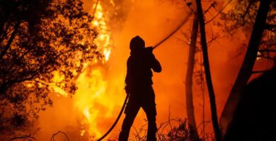 Arrestan a hombre acusado de provocar devastador incendio forestal en Washington