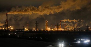 Ucrania lanza el mayor ataque con drones contra Rusia; impacta refinería clave