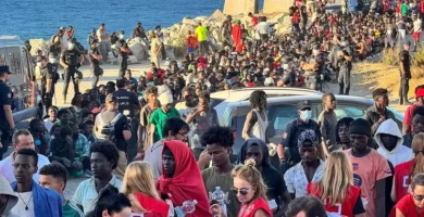 Familias esperan noticias de 44 migrantes desaparecidos tras el ingreso masivo a Ceuta.