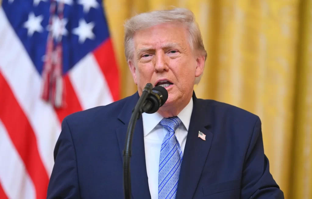 Trump le impone un arancel adicional de 50 % a su vecino
