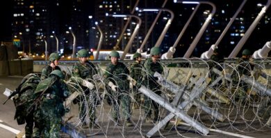 Alambre de púas y barricadas: Taiwán ensayó ejercicios de defensa en un puente estratégico ante un posible ataque del régimen chino