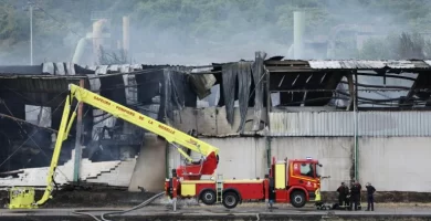 Incendio en planta industrial de Francia obliga al confinamiento de unas 30,000 personas