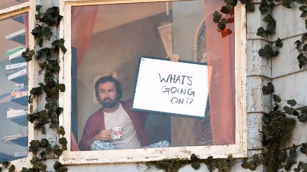 ¿Por qué un hombre vive dentro de una valla publicitaria de Netflix?