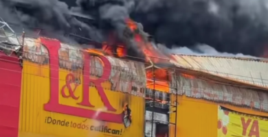 Incendio de gran magnitud afecta sucursal de L&R Comercial en Las Américas