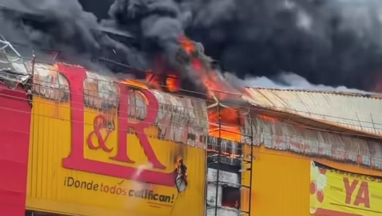 Incendio de gran magnitud afecta sucursal de L&R Comercial en Las Américas